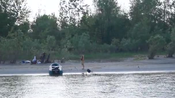 Fiskare på flodstranden — Stockvideo