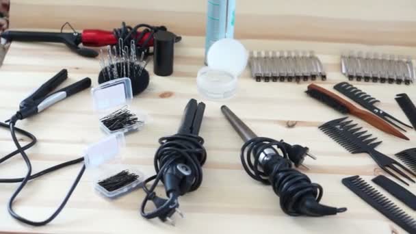 Парикмахерские инструменты на столе — стоковое видео