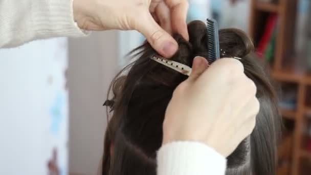 Mocowanie kosmyków włosów za pomocą szpilki do ubrań — Wideo stockowe