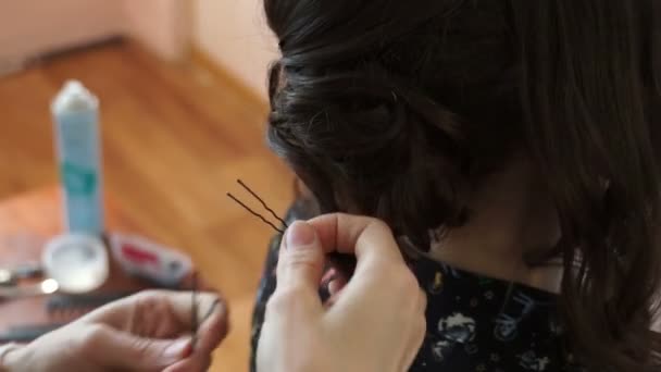 Estilista masacrando el cabello en la cabeza — Vídeos de Stock