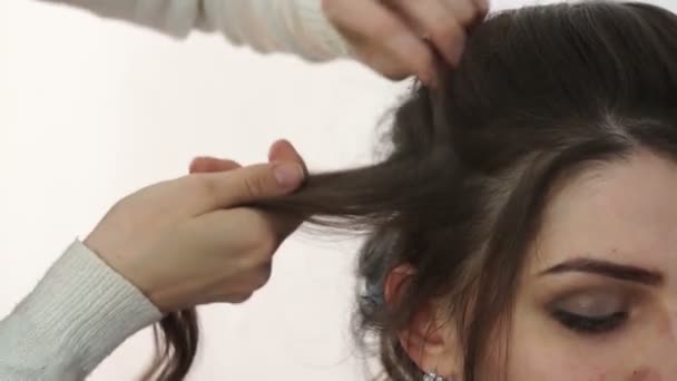 Estilizar mechones de cabello en la cabeza — Vídeos de Stock