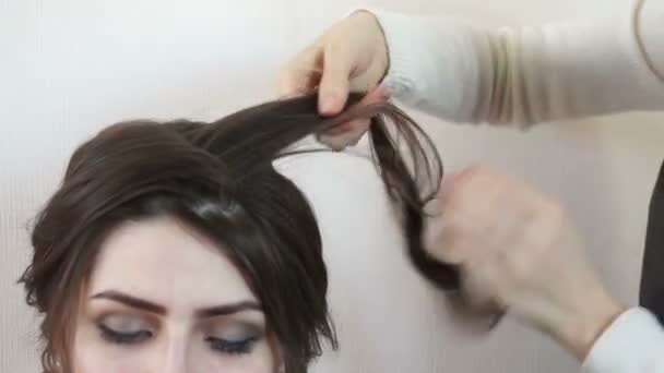 Styliste faisant coiffage — Video
