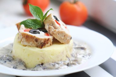 Patates püresi ve mantar soslu et rulolar