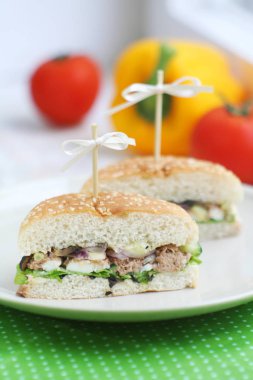 Ton balığı ve salata ile ev yapımı sandviç