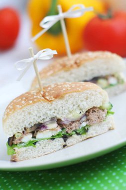 Ton balığı ve salata ile ev yapımı sandviç