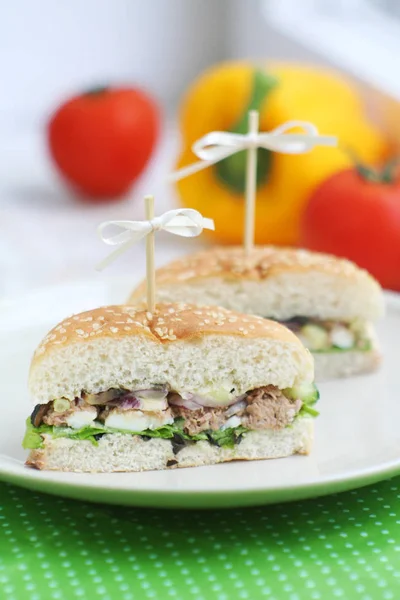 Ton balığı ve salata ile ev yapımı sandviç