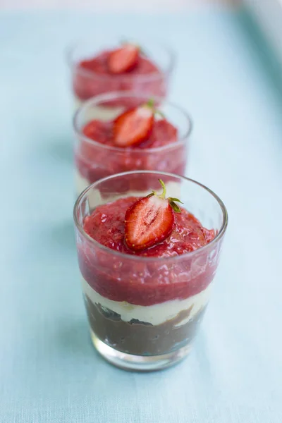 Pudding Mit Schokolade Und Erdbeeren — Stockfoto