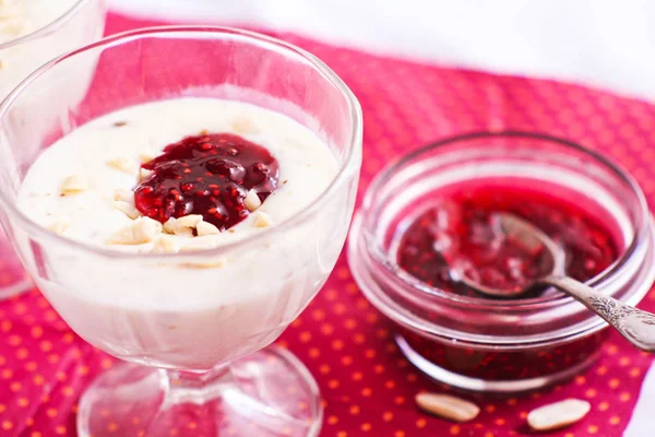 Milchpudding Mit Nüssen — Stockfoto