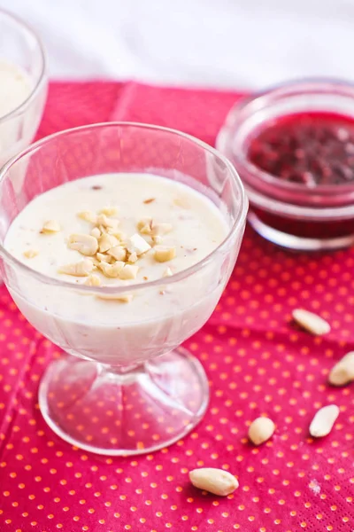 Milchpudding Mit Nüssen — Stockfoto