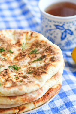 Brynza ve yumurta ile ev yapımı khachapuri 
