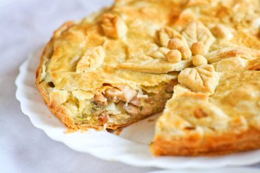 Tavuk ve yumurta ile pasta