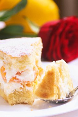 Kek krem ve portakal