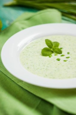 Yeşil bezelye çorbası