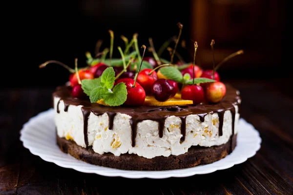 Торт Шоколадной Глазурью Фруктами — стоковое фото