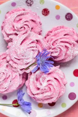 Pembe bir arka plan üzerinde pembe ev yapımı hatmi