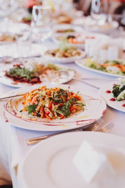 Bir restoranda açık büfe bir masada salata tabak