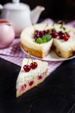 Siyah arka plan üzerine vişneli tart