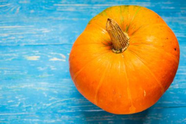 mavi arkaplanda bir balkabağı