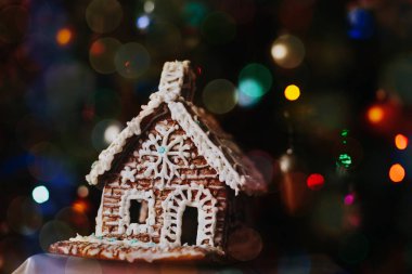 Krema şeker ile DIY kurabiye evi