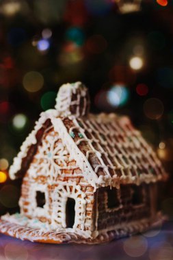 Krema şeker ile DIY kurabiye evi