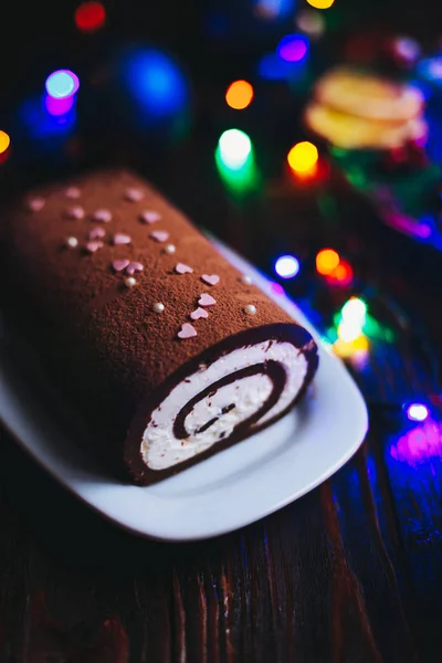 巧克力卷圣诞日志与奶油 — 图库照片