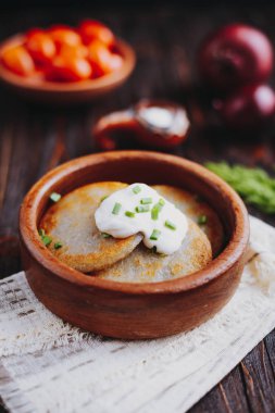 Ekşi kremalı patates gözlemesi.