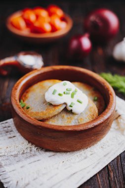 Ekşi kremalı patates gözlemesi.