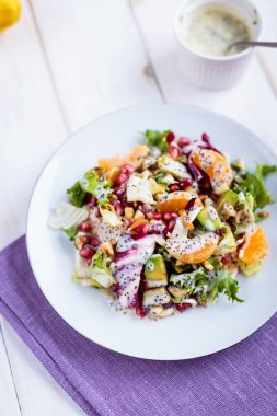 Taze salata mandalina ve avokado