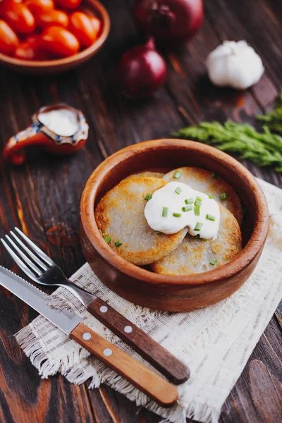 Ekşi kremalı patates gözlemesi.