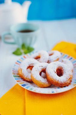 Krema şeker ile ev yapımı çörek