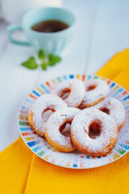 Krema şeker ile ev yapımı çörek
