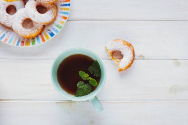 Çay nane ve çörek üzerinde beyaz bir arka plan ile