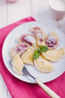 Kiraz ve süzme peynir ile ev yapımı köfte