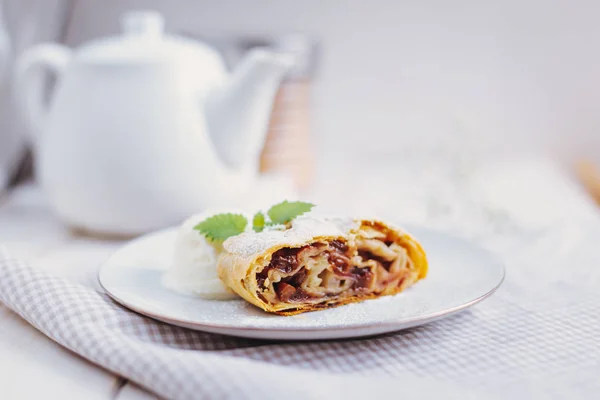 Strudel Jabłkowy Lodami — Zdjęcie stockowe