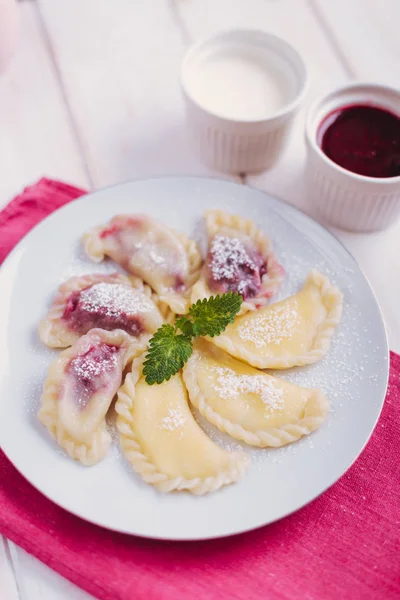 Hjemmelavede Dumplings Med Kirsebær Hytteost - Stock-foto