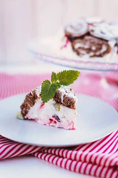 Gâteau Avec Soufflé Baies — Photo