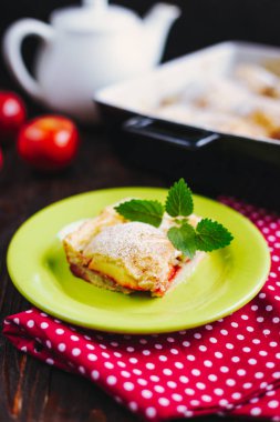 Nane ile ev yapımı elmalı turta bir dilim