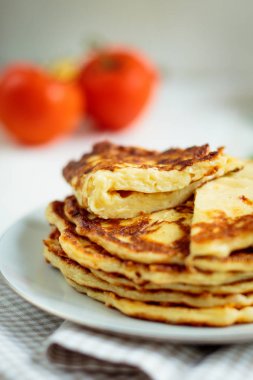 Ev yapımı peynirli kek yığını