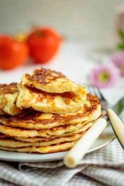 Ev yapımı peynirli kek yığını