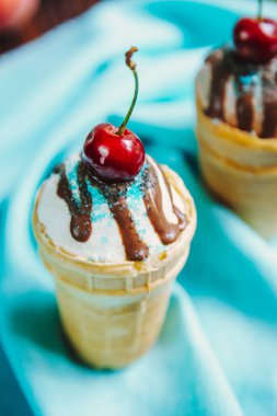 vanilya ve bir gözleme fincan çikolatalı dondurma