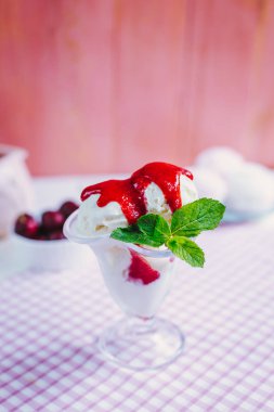 Çilek soslu ve naneli vanilyalı dondurma.