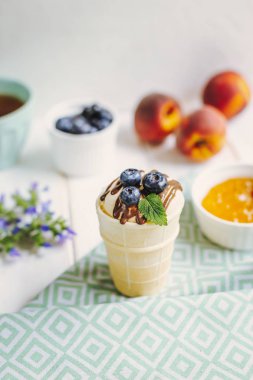 Waffle bardağında vanilyalı dondurma