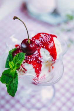 Çilek soslu ve naneli vanilyalı dondurma.