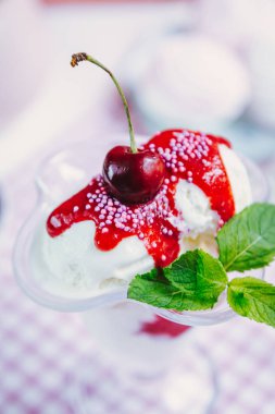Çilek soslu ve naneli vanilyalı dondurma.