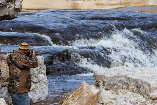 Hombre Años Tomando Una Foto Del Agua Furiosa Cerca Presa — Foto de Stock