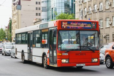 Rostov-on-Don / Rusya - Mayıs 2018: sokakta şehir merkezinde modern otobüs sürmek yolcu aceleyle arkasında