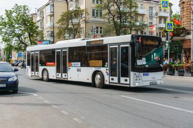 Rostov-on-Don / Rusya - Mayıs 2018: sokakta şehir merkezinde modern otobüs sürmek yolcu aceleyle arkasında
