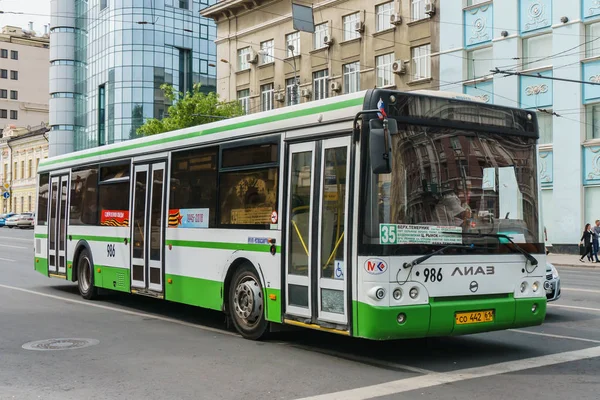 Rostov-on-Don / Rusya - Mayıs 2018: sokakta şehir merkezinde modern otobüs sürmek yolcu aceleyle arkasında
