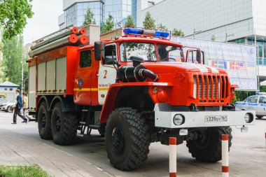 Rostov-on-Don / Rusya - Mayıs 2018: kırmızı beyaz yeni kamyon Ural olduğunu görev kişilik büyük bir kalabalık yerine ateş