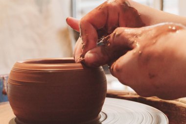 Kirli eller ham kil ware seramik atölyesinde yapma